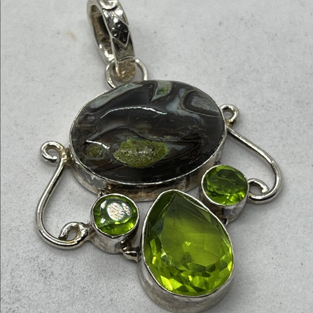 🟩🟢🌿sterlings silver pendant